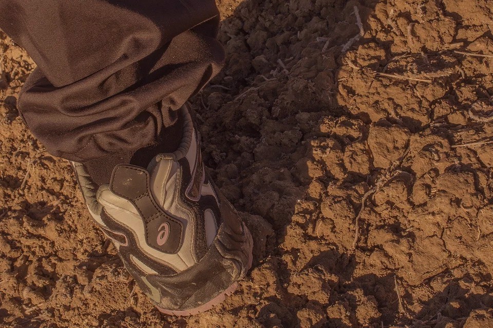 PLEASURES chạm tay lên tác phẩm GEL-Nandi OG của ASICS