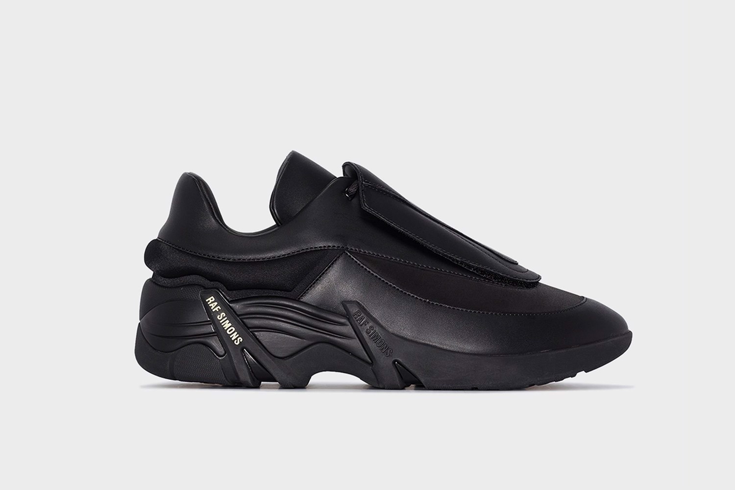 Hinh anh 8: 14 doi sneakers mau den phu hop cho moi hoan canh