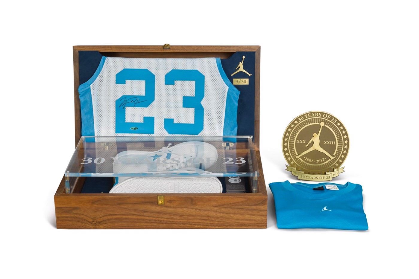 Lieu ban co the so huu 1 package rat hiem mang ten Michael Jordan Converse "UNC" voi gia $100K?