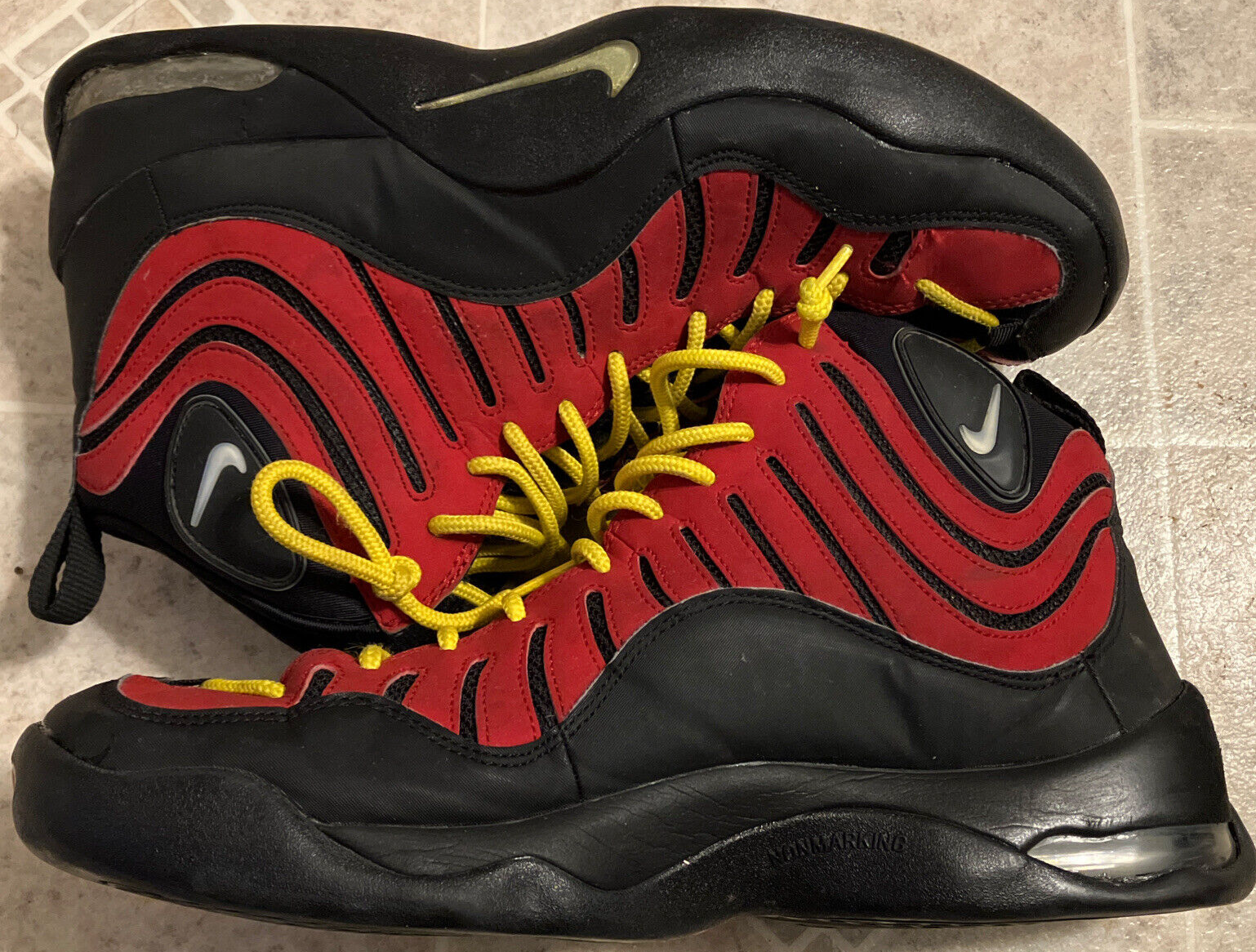 tat-tan-tat-ve-mau-giay-the-thao-nike-air-bakin