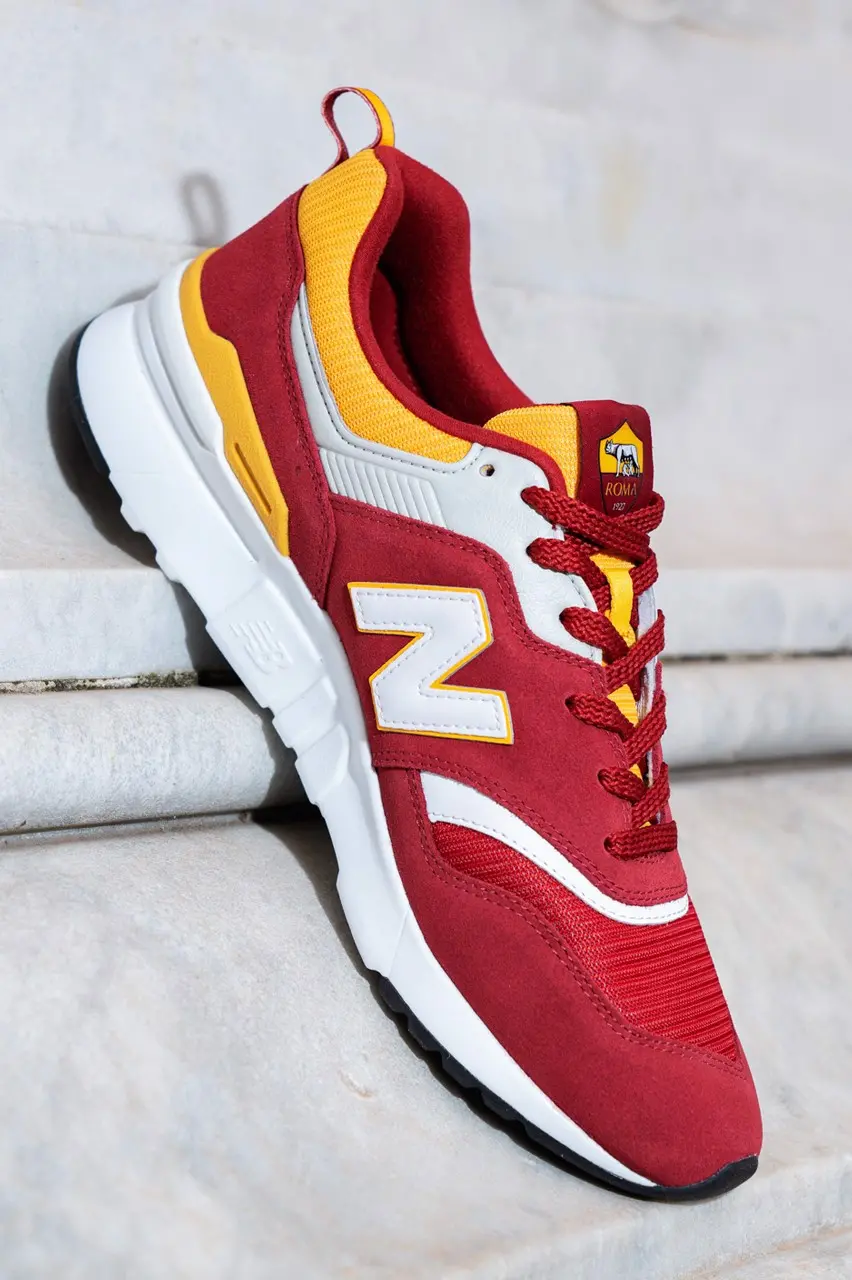 Doi bong AS Roma nhan duoc phoi mau dac biet tu New Balance 997H