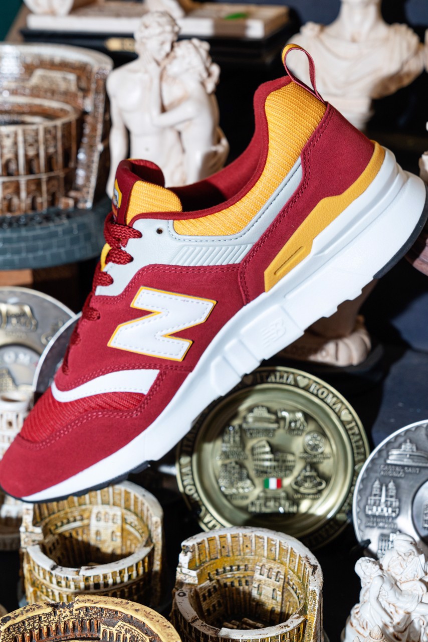 Hinh anh 3: Doi bong AS Roma nhan duoc phoi mau dac biet tu New Balance 997H