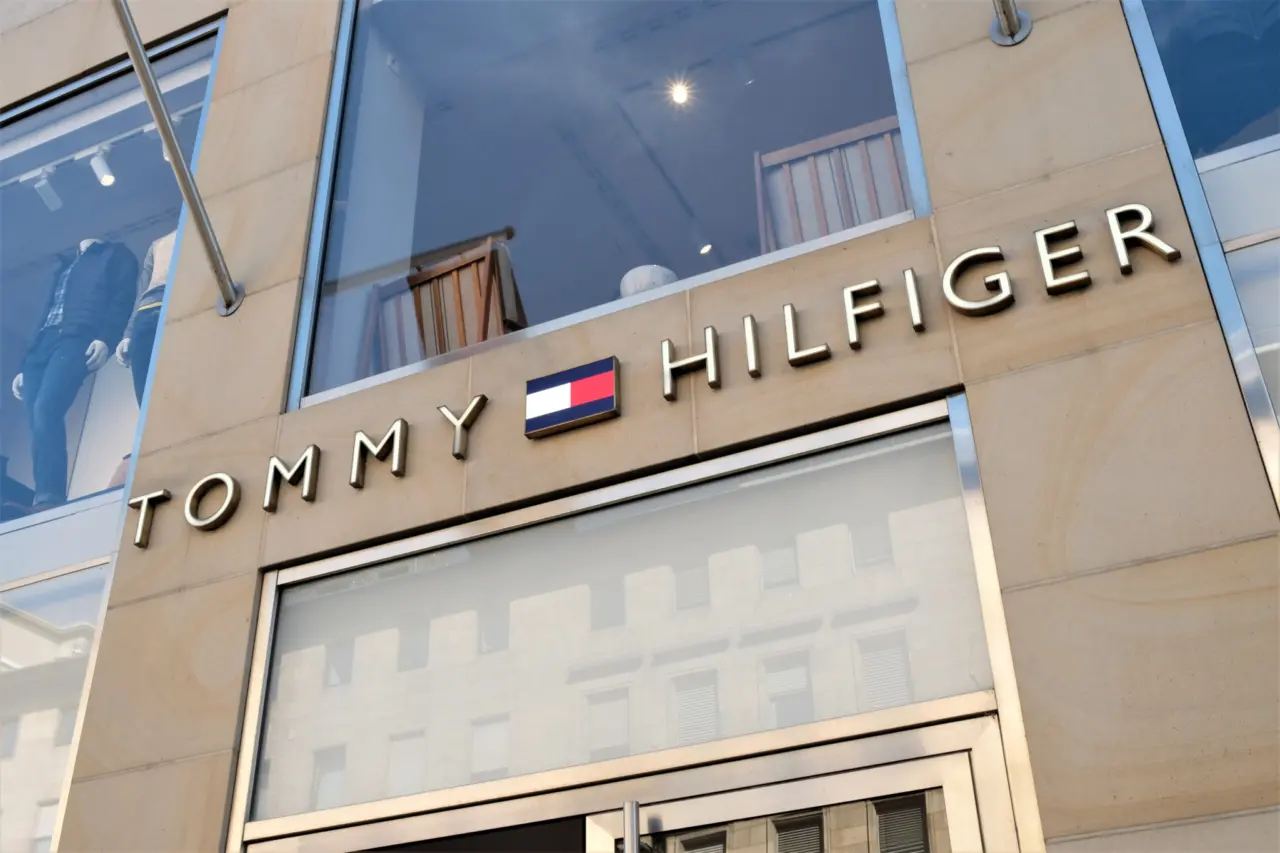 Doi voi Tommy Hilfiger & Rotaro, cho thue quan ao la tuong lai cua thoi trang