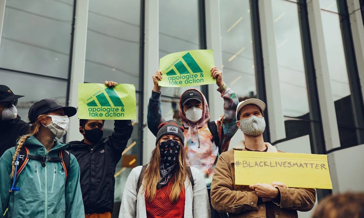 blacklivesmatter-va-nhung-su-that-tran-trui-ve-phan-biet-chung-toc-dang-sau-cac-ong-lon-trong-nganh-thoi-trang