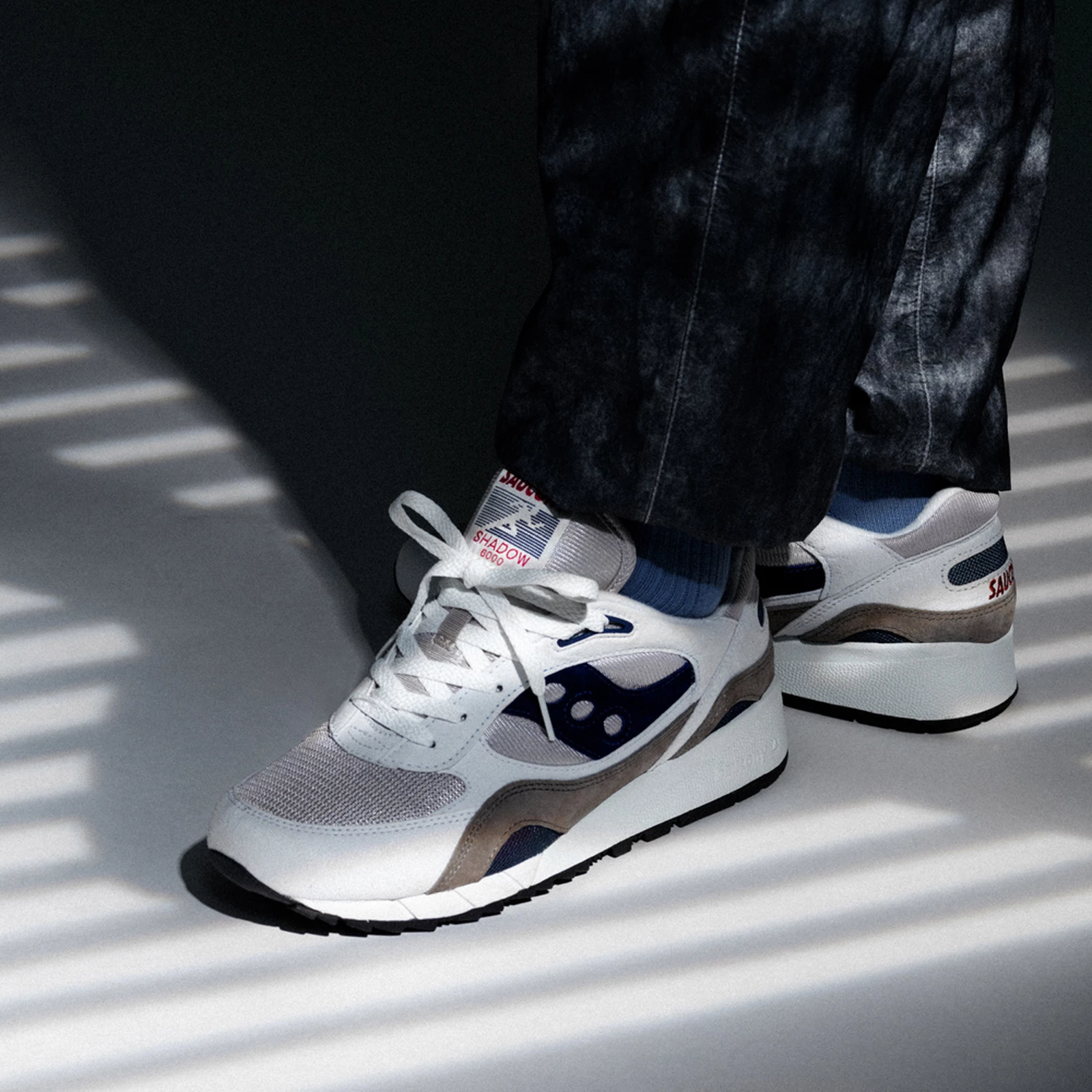 saucony-chinh-thuc-ra-mat-tro-lai-voi-nguoi-ham-mo-doi-giay-shadow-600