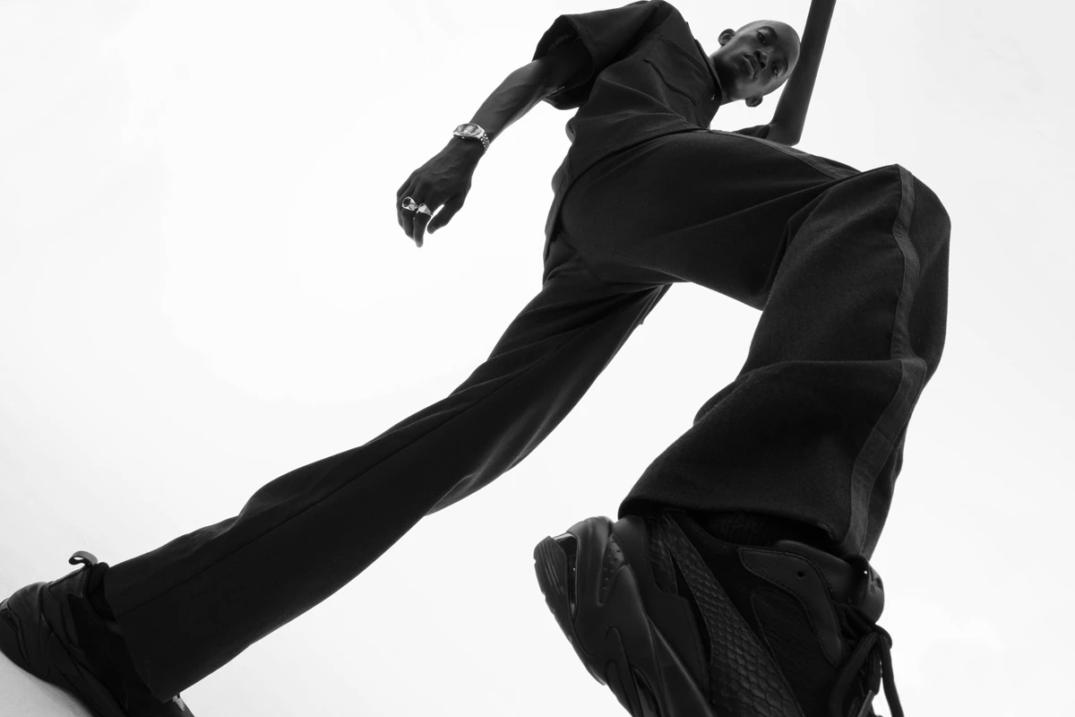 phien-ban-puma-thunder-voi-hai-phoi-mau-don-gian-den-va-trang