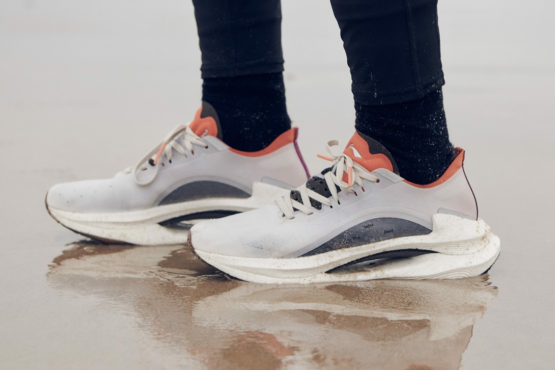 Hinh anh 9: 10 doi giay nong hoi cuc dep duoc ra mat trong tuan nghi Tet vua qua (Phan 1)