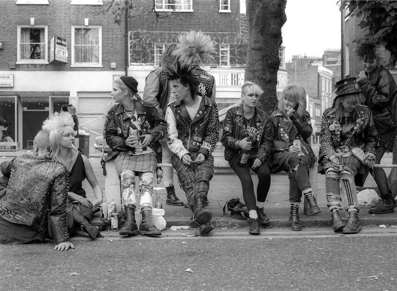 dr.-martens:-mot-bieu-tuong-lon-trong-the-gioi-giay-the-thao