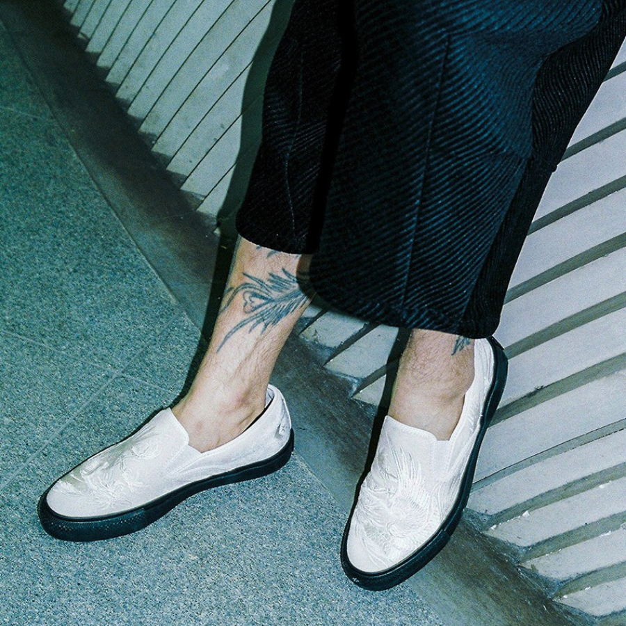 shinpei-ueno-theu-hinh-xam-cua-minh-len-giay-mau-converse-skateboarding