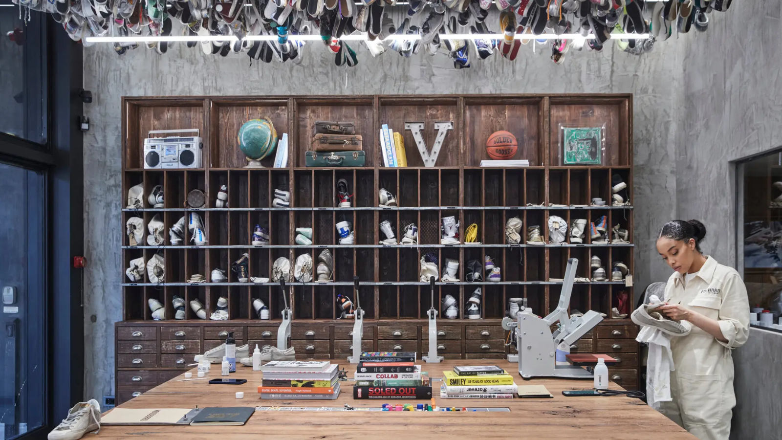 Hinh anh 1: Dung quang nhung doi giay cu ki cua ban, Golden Goose se lam moi no!