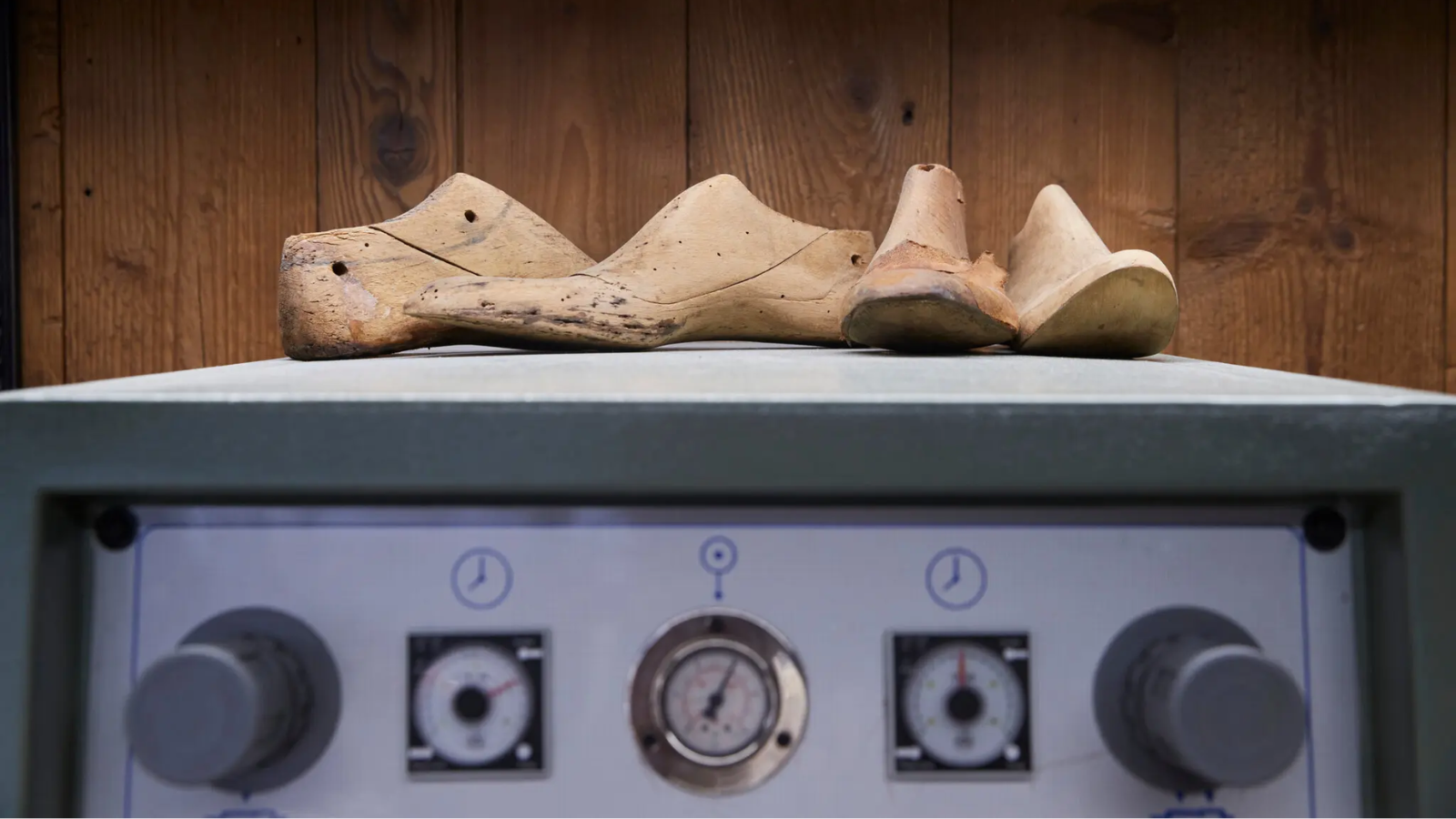 Hinh anh 6: Dung quang nhung doi giay cu ki cua ban, Golden Goose se lam moi no!