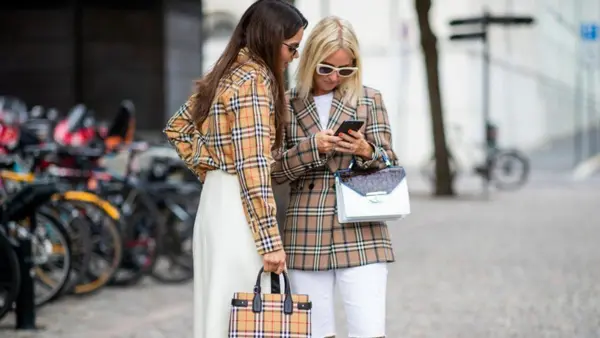 Dieu gi da tao nen su doc nhat cua Burberry so voi cac nhan hieu khac?