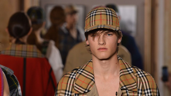 Hinh anh 5: Dieu gi da tao nen su doc nhat cua Burberry so voi cac nhan hieu khac?