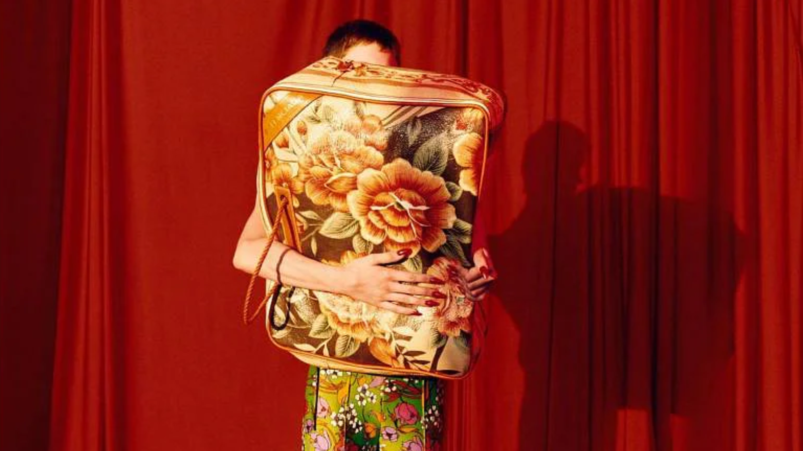 Hinh anh 5: Balenciaga va nhung chiec tui xach doc la gay tranh cai