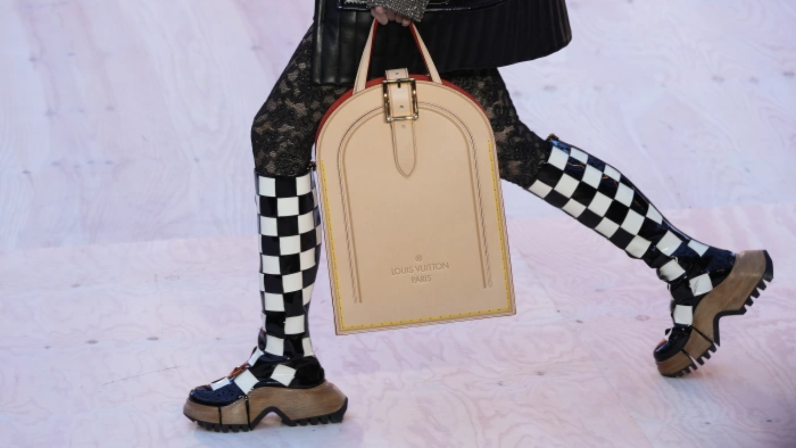 Hinh anh 2: Bo qua sneaker di, day moi la xu huong giay tot nhat mua xuan 2023!