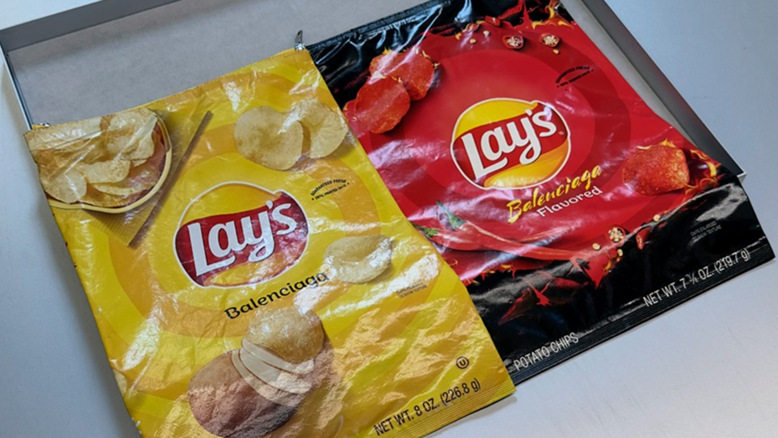 Hinh anh 6: Balenciaga va nhung chiec tui xach doc la gay tranh cai