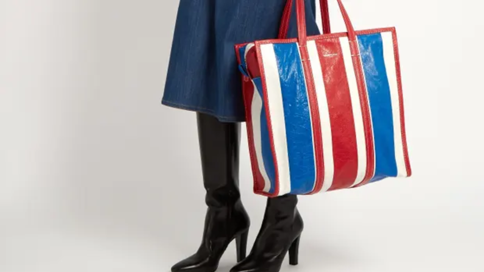 Hinh anh 8: Balenciaga va nhung chiec tui xach doc la gay tranh cai