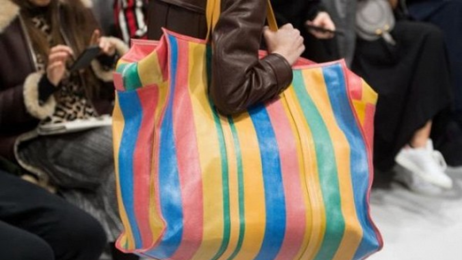 Hinh anh 9: Balenciaga va nhung chiec tui xach doc la gay tranh cai