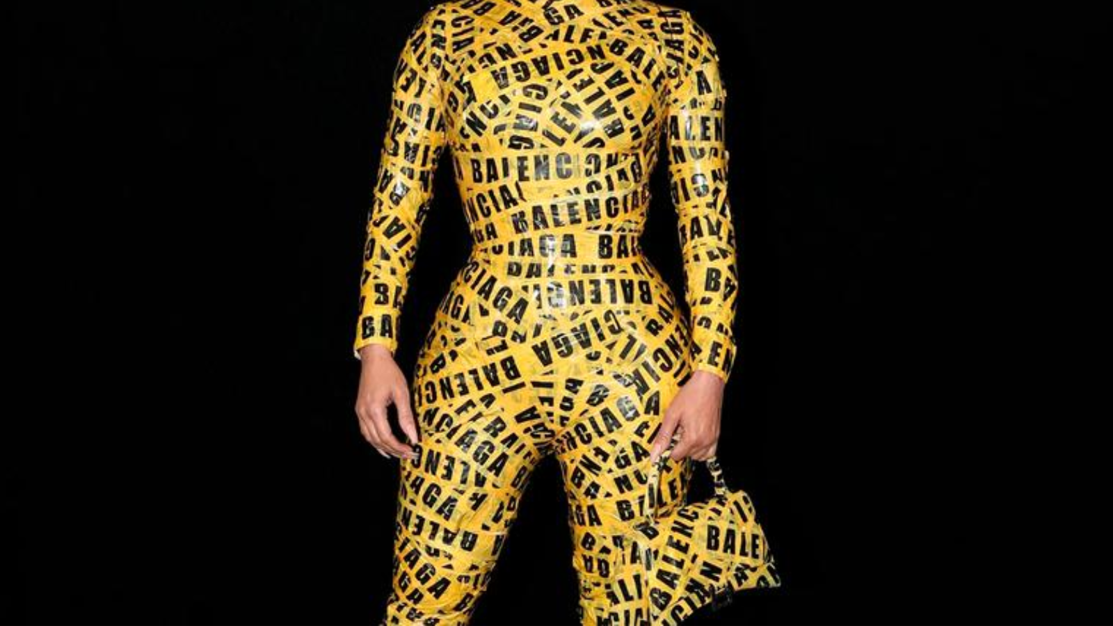 Hinh anh 10: Balenciaga va nhung chiec tui xach doc la gay tranh cai