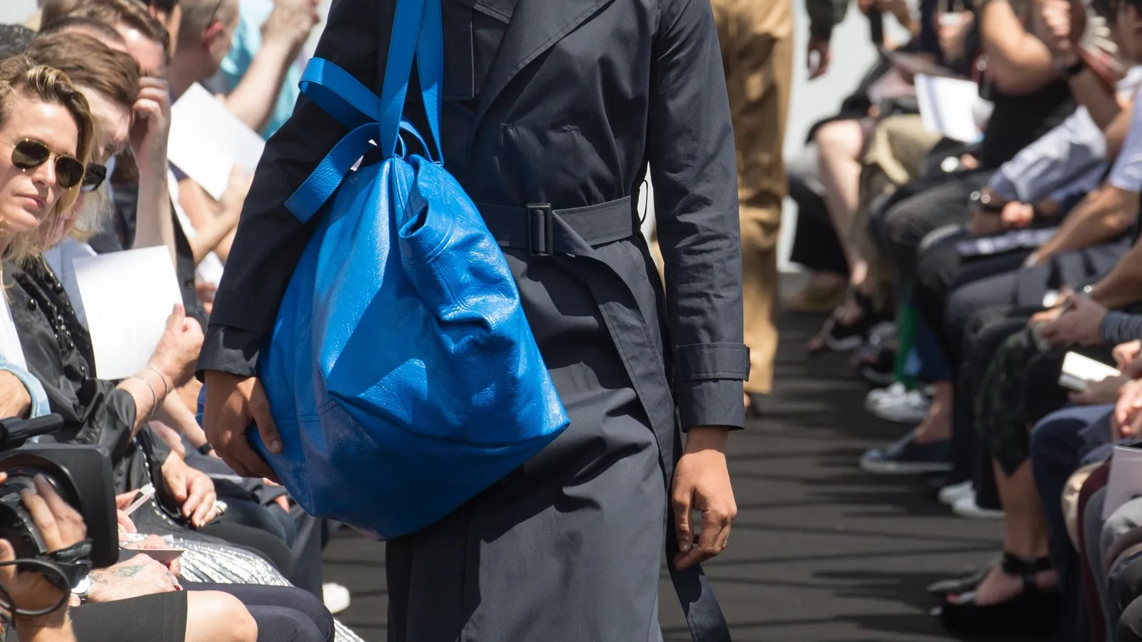 Hinh anh 13: Balenciaga va nhung chiec tui xach doc la gay tranh cai