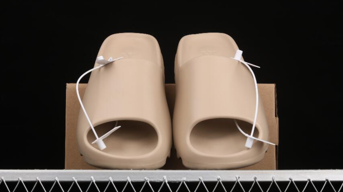 phien-ban-adidas-yeezy-slides-pure-se-tro-lai-vao-ngay-7-thang-3-toi