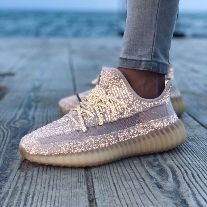 yeezy-day-2021-se-chung-kien-su-hoi-sinh-cua-bo-ba-doi-giay-350-v2