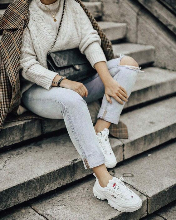 Năng động và ấm áp với quần Jean rách phối áo len dài tay với Fila disruptor