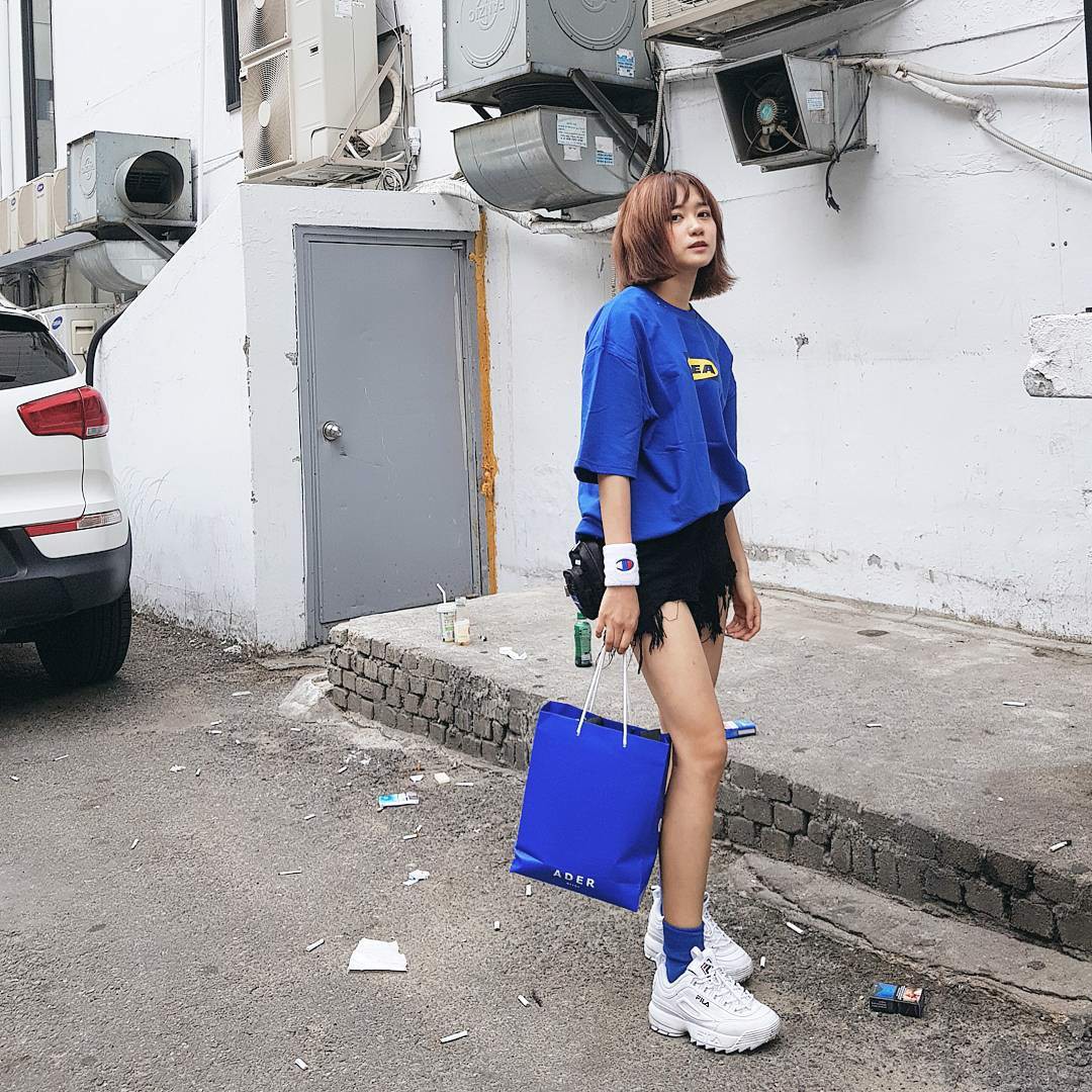 Diện sort jean rách cùng với áo phông và đôi vớ cổ cao đồng màu xanh cá tính, phối đồ với giày FILA cũng là lựa chọn không tồi cho set đồ xuống phố đâu nhé