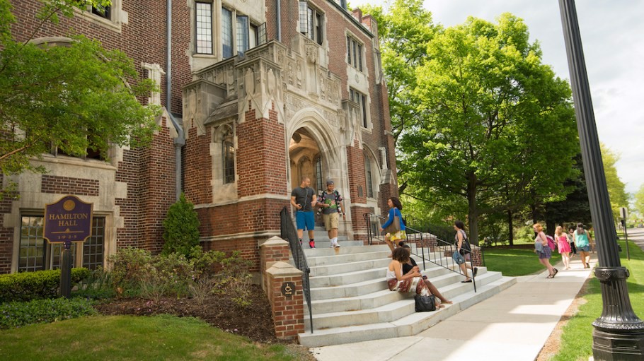 tommy-hilfiger-va-harlem-fashion-row-va-du-an-danh-cho-the-he-moi