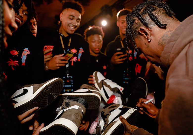 travis-scott-x-air-jordan-1-low-