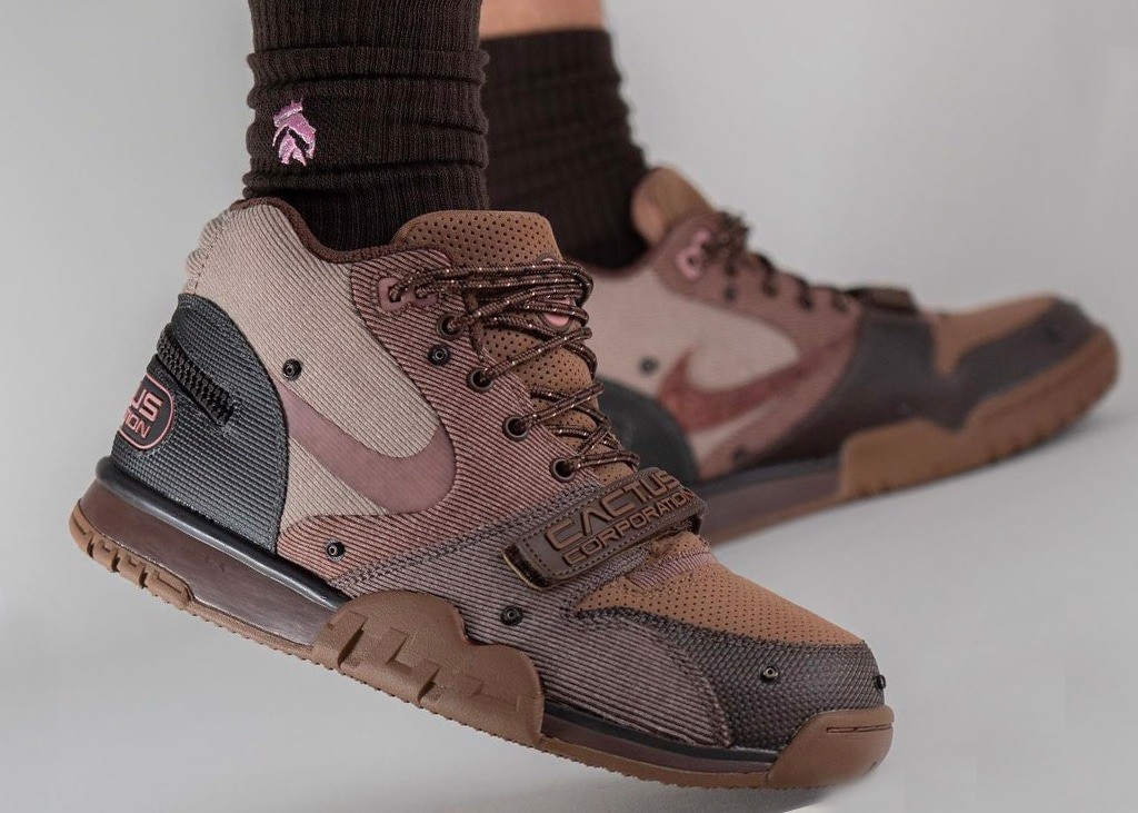travis-scott-tro-lai-voi-nike-air-max-1-va-air-trainer-1