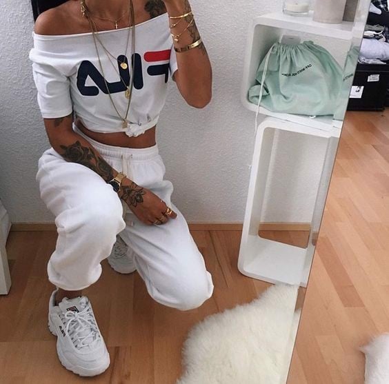 Cũng cùng là loại áo trễ vai, cũng cùng là item của FILA nhưng trong 2 set đồ thì rõ khác nhau về phong cách luôn