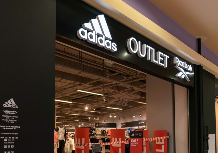 adidas-da-tuyen-bo-ban-reebok-voi-cai-gia-qua-bat-ngo-sau-15-nam-gan-bo