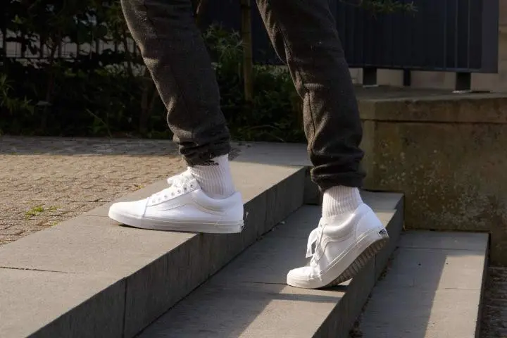 Cuoi nam 2022 di gi cung Top 10 doi Sneaker duoi day