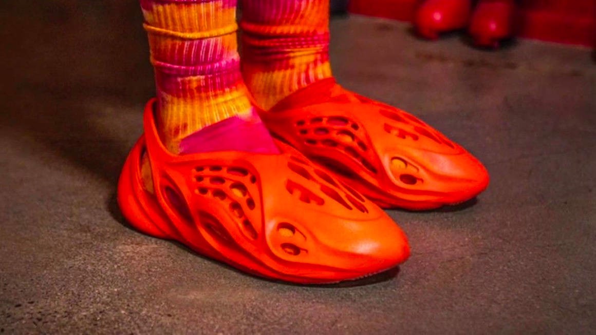 review-giay-yeezy-foam-runner-vermilion