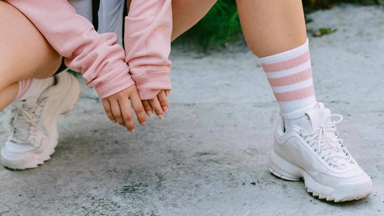 3 mẹo giữ giày sạch trắng cực sạch trong những ngày mưa gió