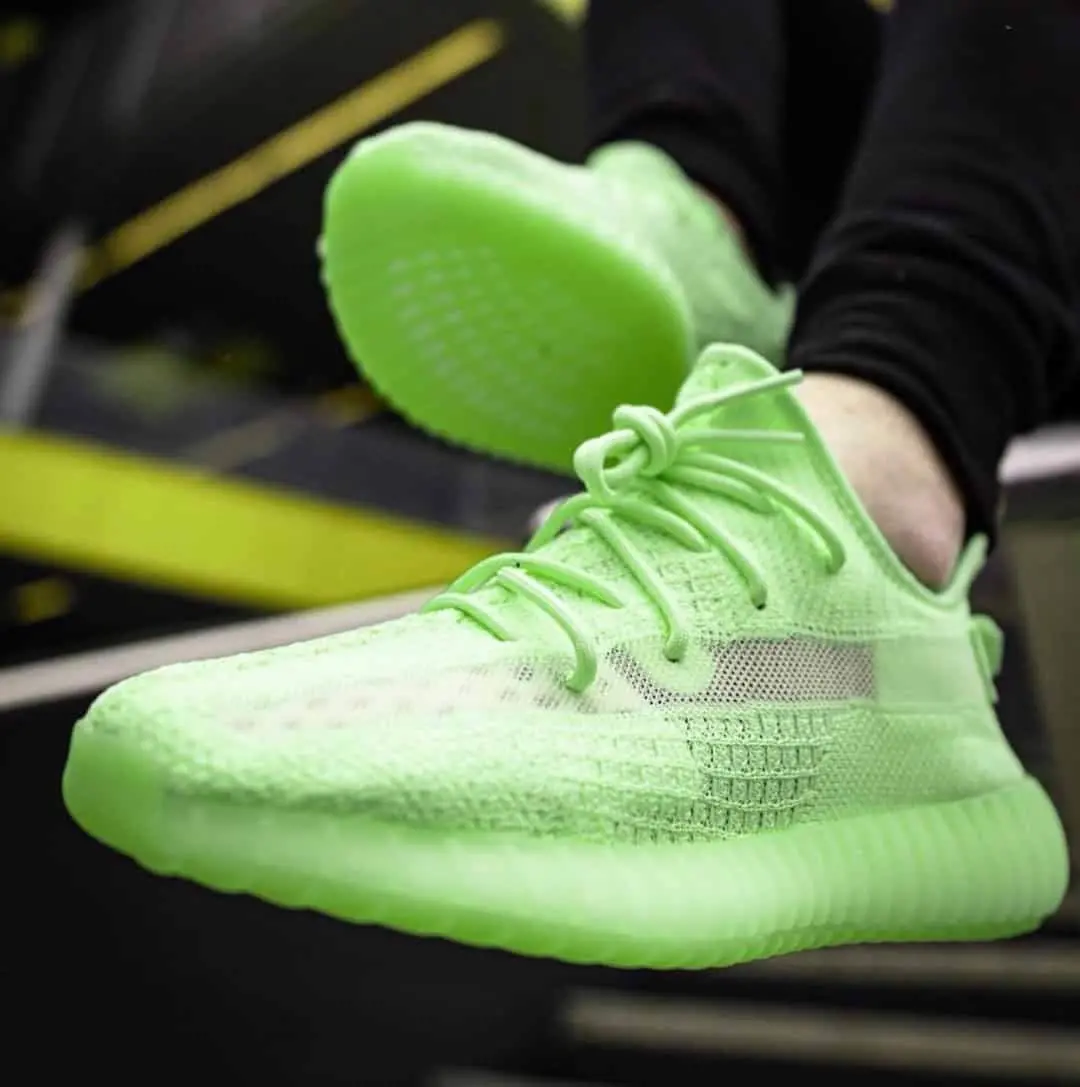 Legitcheck: Cach phan biet Yeezy Boost 350 V2 Glow real va fake