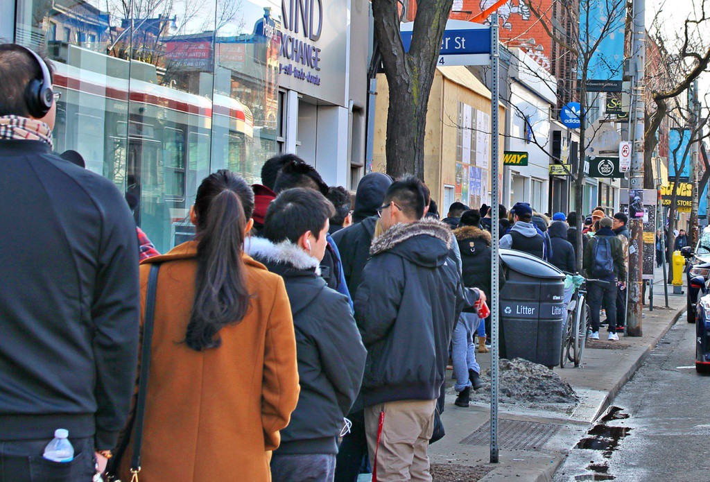 tai sao gia yeezy ngay cang re và khong co dau hieu tang