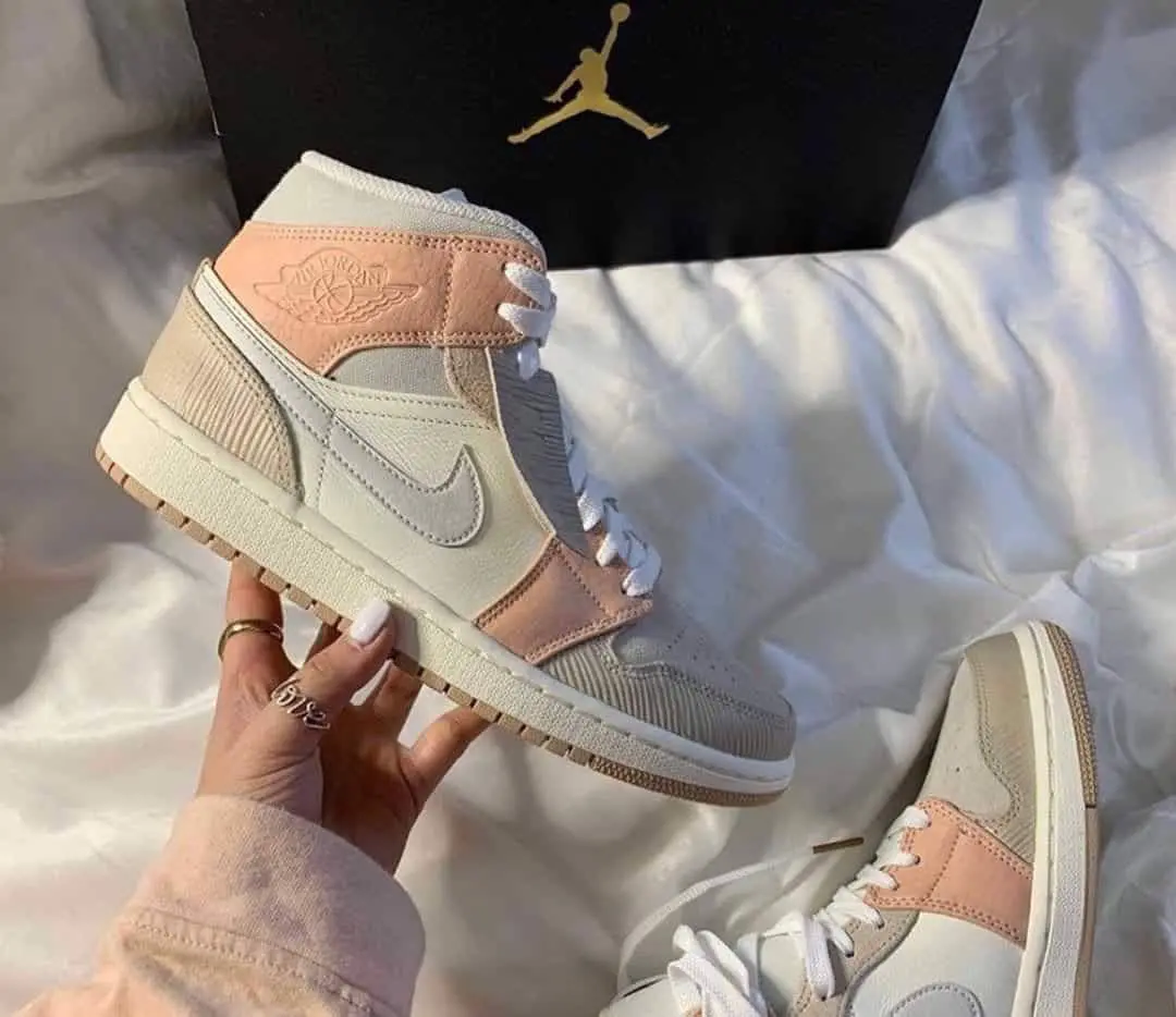 Legitcheck: Huong dan cach phan biet Air Jordan 1 Mid Real va Fake