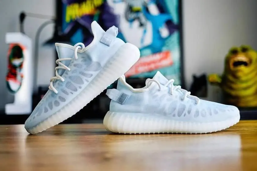Legitcheck: Cach phan biet Yeezy Boost 350 V2 Mono Ice real va fake