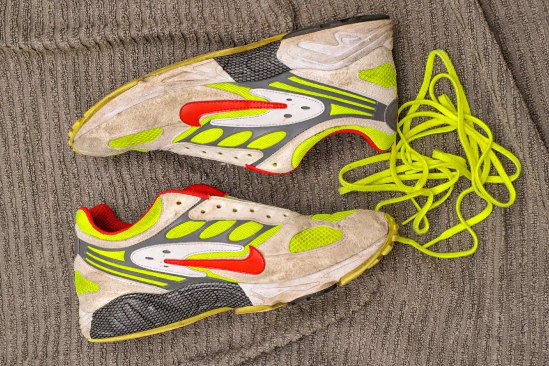 lieu-chung-ta-co-nen-su-dung-mat-giat-de-ve-sinh-giay-the-thao?