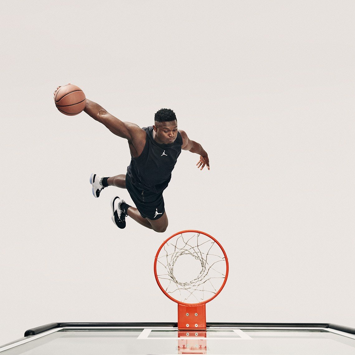 The Glow-In-The-Dark Jordan Zion 1 “ZNA” làm nổi bật hai bản chất riên