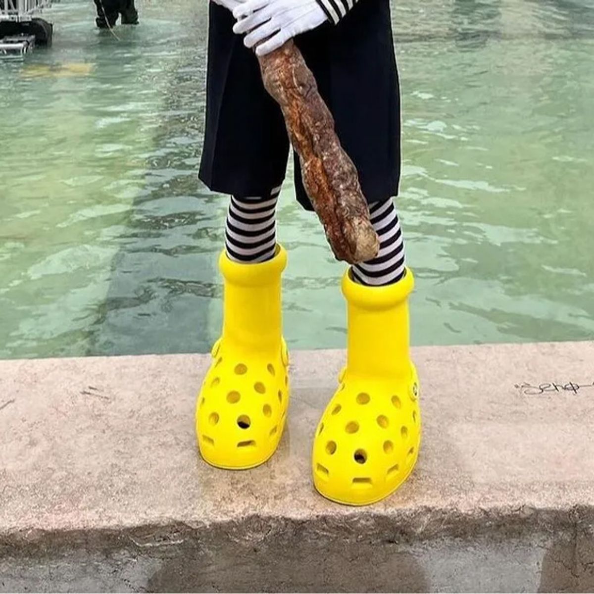Hinh anh 9: MSCHF x Crocs Big Yellow Boots chiem tron spotlight tai Paris Fashion Week