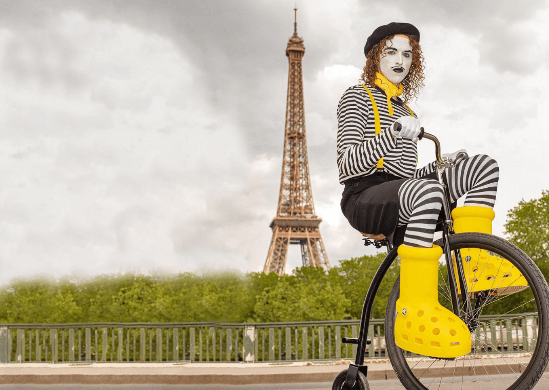 Hinh anh 3: MSCHF x Crocs Big Yellow Boots chiem tron spotlight tai Paris Fashion Week