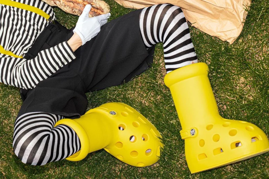 Hinh anh 5: MSCHF x Crocs Big Yellow Boots chiem tron spotlight tai Paris Fashion Week