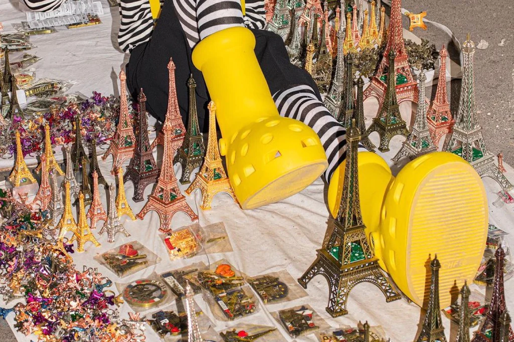 Hinh anh 6: MSCHF x Crocs Big Yellow Boots chiem tron spotlight tai Paris Fashion Week