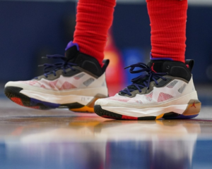 Giay Nike Jordan 37 'Light Bone Dark Concord' DD7421-060