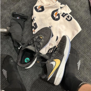 Giay Nike LeBron 20 'Black Metallic Gold' DJ5423-003