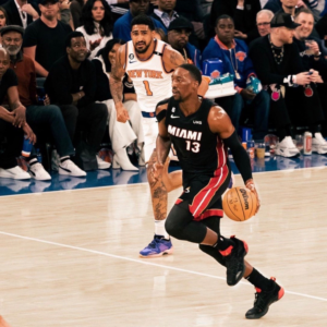 Giay Nike Air Jordan 37 'Bred' DQ4122-007