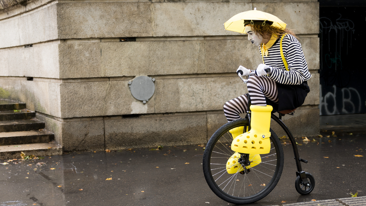 MSCHF x Crocs Big Yellow Boots chiem tron spotlight tai Paris Fashion Week